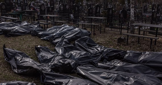 "We wsi Buzowa pod Kijowem odnaleziono masowy grób z ciałami cywilów zabitych przez rosyjskich żołnierzy" - potwierdził doradca szefa MSW Ukrainy Anton Heraszczenko, cytowany przez agencję Ukrinform. Jak dodał, siły wroga zabiły co najmniej 50 mieszkańców tej wsi.