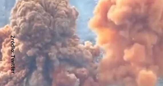 W sieci pojawiły się nagrania, na których widać gęstą chmurę czerwonego dymu unoszącego się nad miastem Rubiżne w obwodzie ługańskim na wschodzie Ukrainy. To wynik ostrzału cysterny z kwasem azotowym.