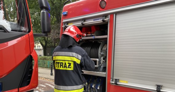 Strażacy ewakuowali mężczyznę po pożarze mieszkania, do jakiego doszło w jednej z kamienic w Kędzierzynie-Koźlu. Na miejscu pracowały cztery strażackie zastępy.