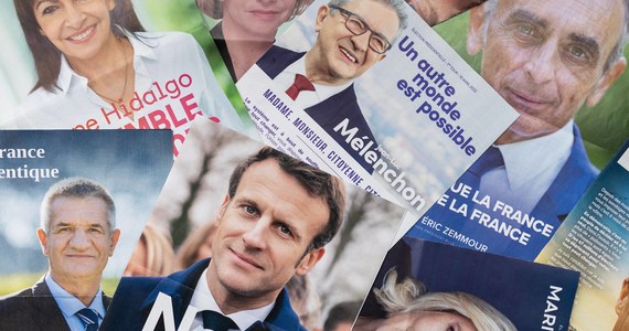 Po obliczeniu 97 procentu głosów w niedzielnej pierwszej turze wyborów prezydenckich we Francji ubiegający się o reelekcję prezydent Emmanuel Macron uzyskał 27,60 proc. głosów. Na szefową Zjednoczenia Narodowego Marine Le Pen zagłosowało 23,41 proc. wyborców. Trzecie miejsce zajął szef Francji Nieujarzmionej Jean-Luc Melenchon z 21,95 proc. głosów. 