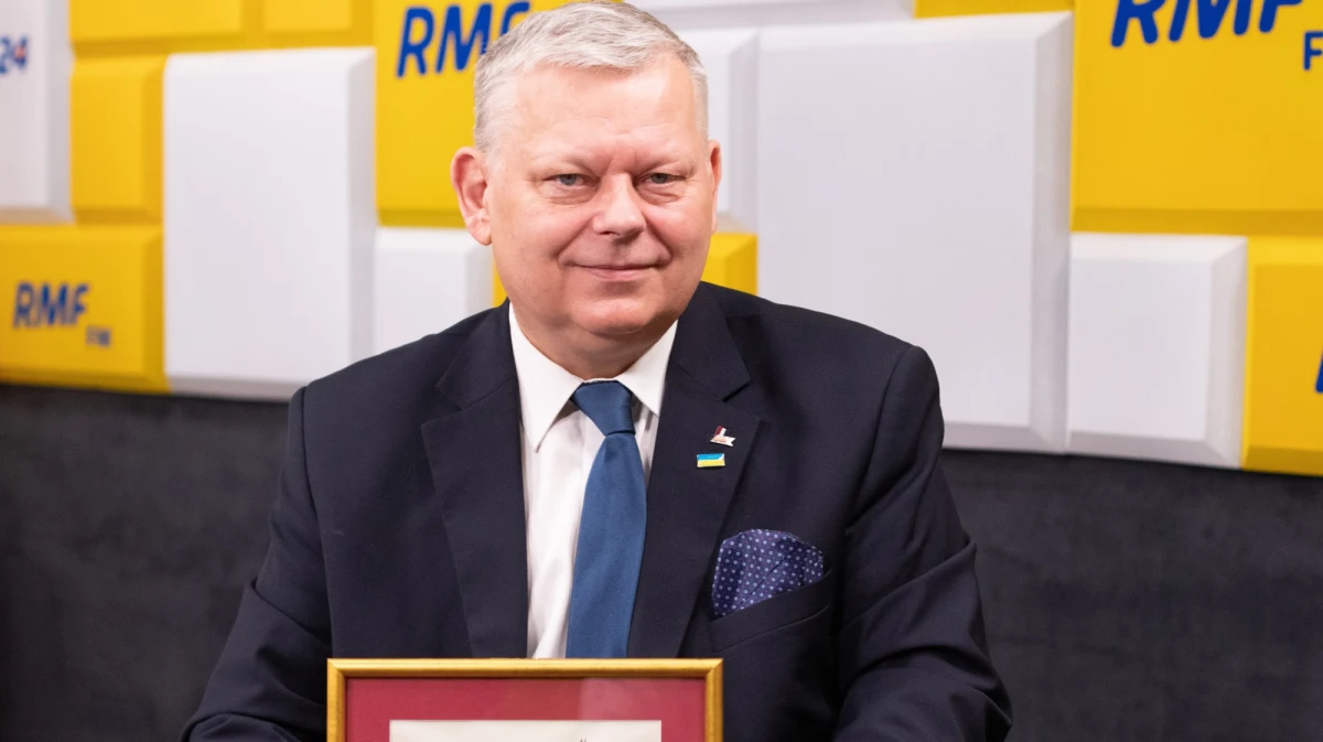 Dziś mamy informację, że są dowody na zamach w Smoleńsku, a nie ma dowodów na konkretne sprawstwo - mówił w Porannej rozmowie w RMF FM poseł Prawa i Sprawiedliwości Marek Suski. Zaznaczył, że w raporcie podkomisji smoleńskiej na pewno znajdą się dowody wskazujące na zamach. Na uwagę Roberta Mazurka, że prokuratura takich jeszcze nie przedstawiła, Suski stwierdził, że szef podkomisji Antoni Macierewicz "z pewnością ma większą wiedzę na ten temat" niż śledczy. "Ja sądzę, że prokuratura ma bardzo wiele informacji i myślę, że to też wynik ustaleń pracy komisji kierowanej przez Antoniego Macierewicza" - dodał.