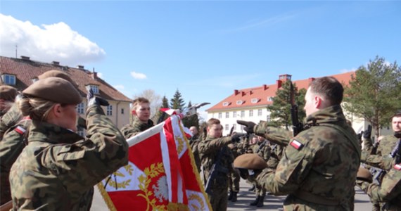 Niemal 60 nowych żołnierzy złożyło przysięgę w Braniewie i tym samym dołączyło do 4. Warmińsko-Mazurskiej Brygady Obrony Terytorialnej. Żołnierze szkolili się w 43. Batalionie Lekkiej Piechoty. Teraz zasilą macierzyste bataliony tak w Braniewie, jak i w Olsztynie, Morągu, Giżycku i nowym batalionie w Ełku.
