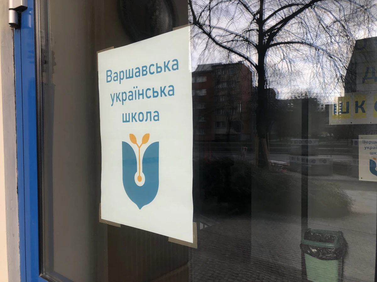 Jest 11 klas, a w każdej z nich 24 uczniów. Ponad 250 uczniów rozpoczęło dziś naukę  w nowej polsko-ukraińskiej szkole w Warszawie. Placówkę stworzyły organizacje Ukraiński Dom oraz Międzynarodowa Organizacja "Save the Children". Chętnych było więcej, niż dostępnych miejsc – przyznaje dyrektor placówki, pani Oksana w rozmowie z reporterem RMF FM Michałem Dobrołowiczem.