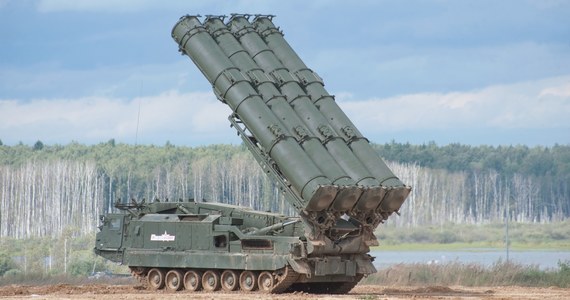 ​Ministerstwo obrony Federacji Rosyjskiej przekazało, że na obrzeżach Dniepra zniszczono baterię rakiet S-300, dostarczoną na Ukrainę z Europy. Tamtejsze media wskazują, że w ostatnich dniach takie wyposażenie przekazała Kijowowi Słowacja. Kijów i Bratysława zaprzeczają tym doniesieniom.