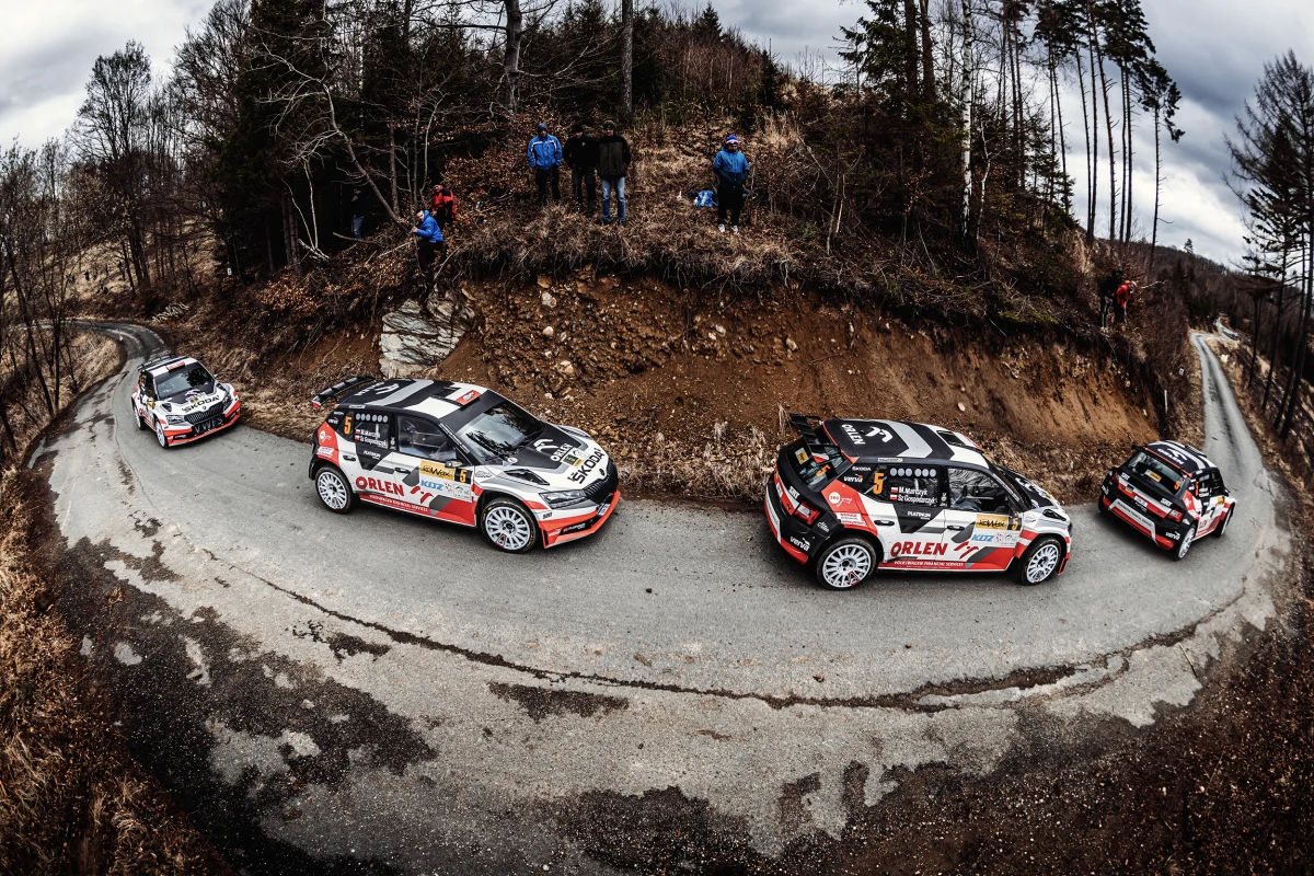 W niedzielne popołudnie zakończył się 40. Kowax Valašská Rally ValMez 2022 – pierwsza runda sezonu Rajdowych Mistrzostw Czech i druga runda sezonu Rajdowych Mistrzostw Słowacji. Na trasie pojawili się m.in. Mikołaj Marczyk i Szymon Gospodarczyk. Załoga ORLEN Team swoim znakomitym tempem zaskoczyła rywali, kibiców i ekspertów. Nazwisko Marczyk było w Międzyrzeczu Wołoskim i okolicach odmieniane przez wszystkie przypadki.