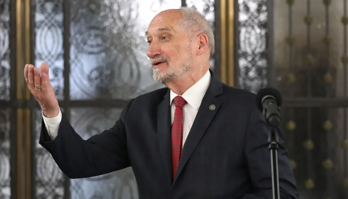 Przyczyną katastrofy 10 kwietnia nad Smoleńskiem był akt bezprawnej ingerencji strony rosyjskiej na samolot Tu-154M z delegacją prezydenta Rzeczypospolitej Polskiej - powiedział Antoni Macierewicz podczas prezentacji raportu podkomisji smoleńskiej. Zapowiedział także możliwość złożenia skargi do Europejskiego Trybunału Praw Człowieka. 