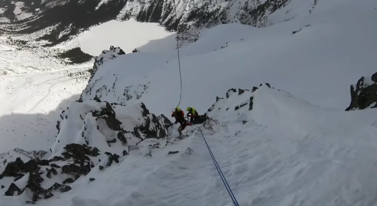 Jak wygląda szkolenie ratowników TOPR? Fundacja Ratownictwa Tatrzańskiego TOPR opublikowała na swoim facebookowym profilu film z jednego z takich szkoleń. Kadry widoczne na nagraniu robią wrażenie.