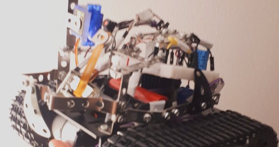 „LIVE SAVER” to zdalnie sterowany robot mobilny, który pomoże straży pożarnej w akcjach ratunkowych. Zaprojektował go student Wydziału Mechatroniki Politechniki Warszawskiej, który jest także strażakiem ochotnikiem. 