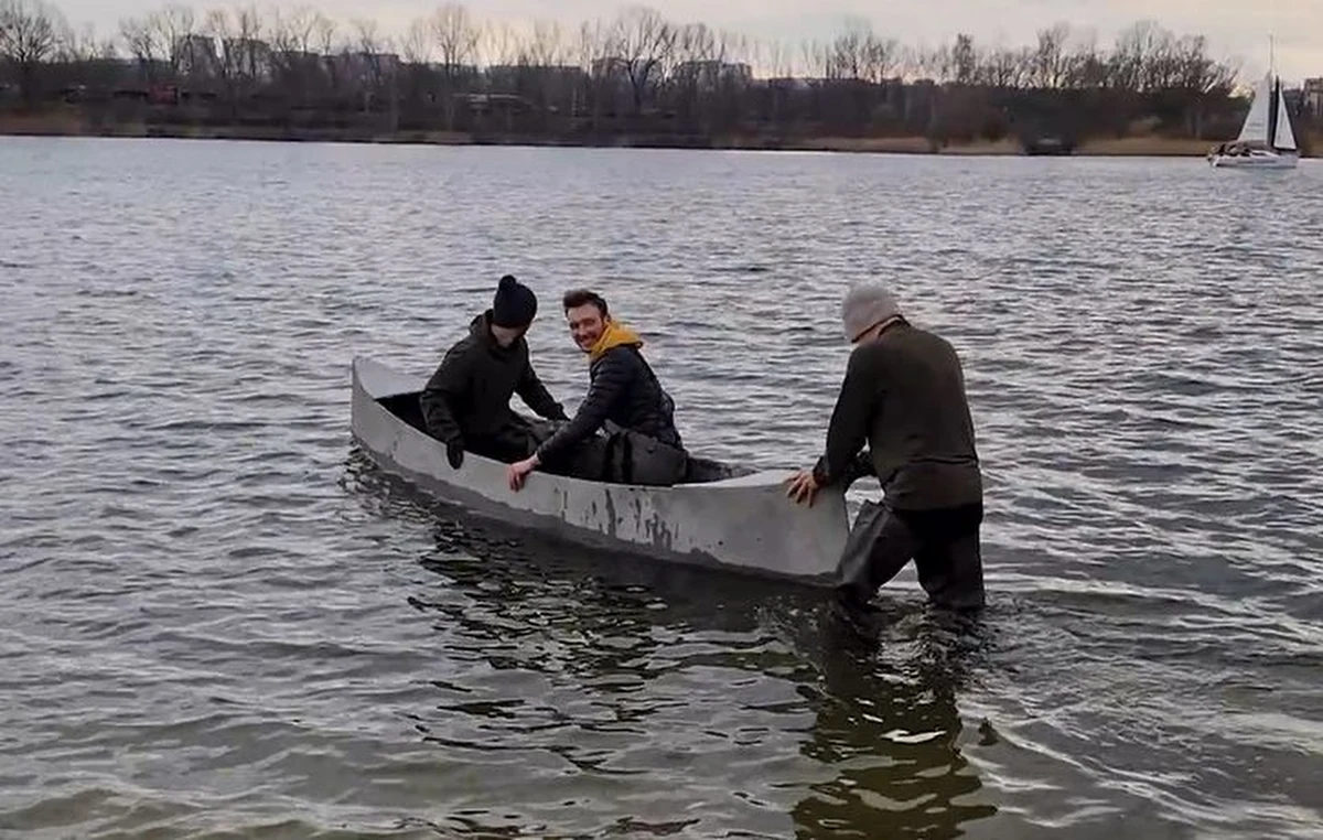 Waży ponad 100 kg i został wykonany z betonu. Studenci Politechniki Krakowskiej pomyślnie zwodowali w krakowskim zalewie Bagry nietypowy kajak. W czerwcu chcą wystartować w międzynarodowych zawodach innowacyjnych łódek w Niemczech.