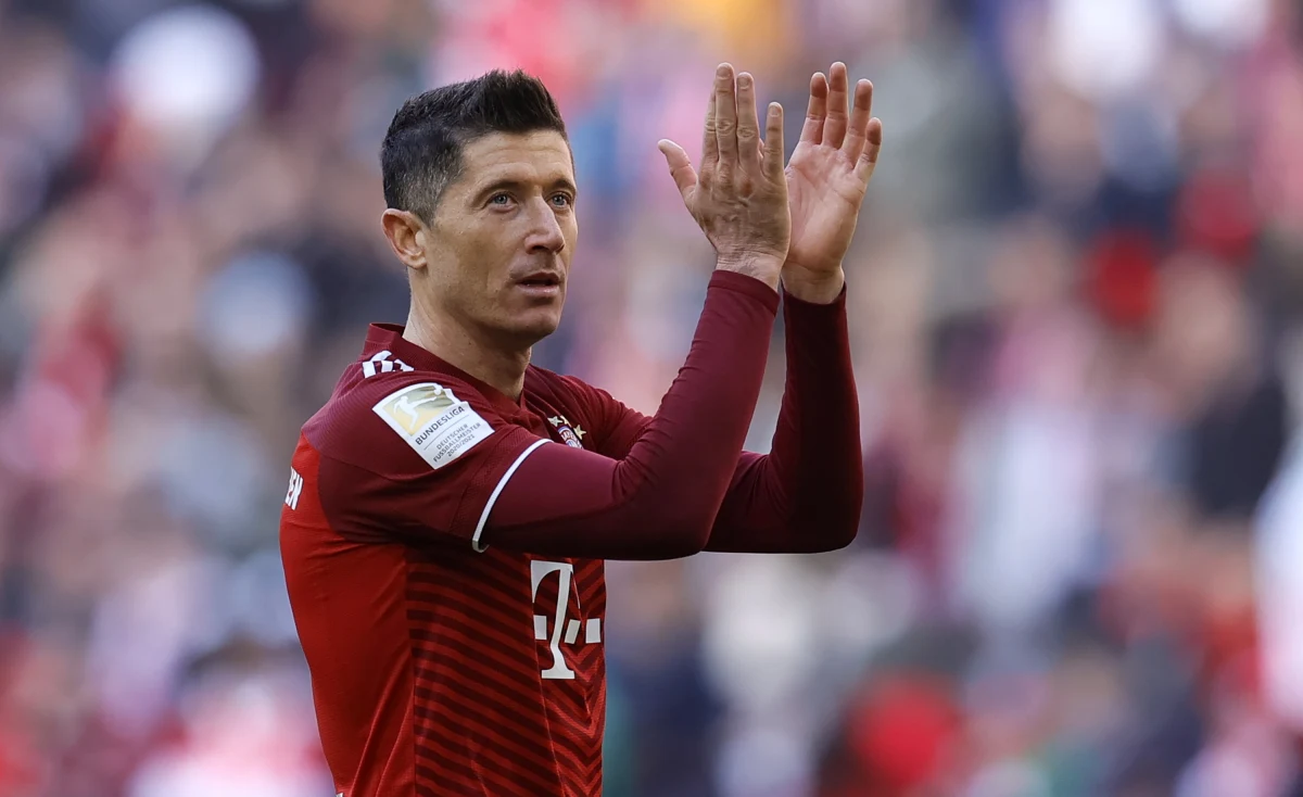 Robert Lewandowski coraz bliżej Barcelony. Jak podaje portal sport.tvp.pl, polski napastnik porozumiał się z klubem z Hiszpanii. O swojej decyzji miał już także poinformował władze Bayernu Monachium. Tymczasem interia.pl informuje, że „Lewy” do Barcelony trafi być może jeszcze latem.