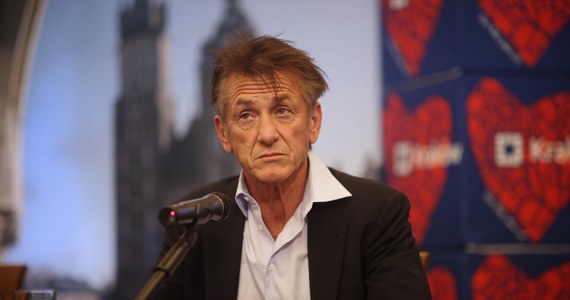 Sean Penn - aktor i założyciel fundacji CORE zaangażowanej w pomoc ukraińskim uchodźcom w Polsce - w obszernym wywiadzie dla kwartalnika "Hollywood Authentic" przyznał, że podczas ostatniej wizyty w Ukrainie brał pod uwagę walkę z bronią w ręku w obronie tego kraju. "Jeśli tam byłeś, musiało ci to przejść przez głowę. Myślisz wtedy: co to za stulecie. Jednego dnia tankowałem paliwo na stacji w Brentwood, a teraz myślę, by chwycić za broń przeciw Rosji. Co się dzieje, do cholery" - mówił. 