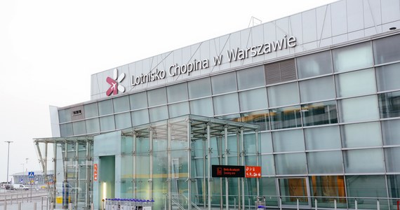 Od kilkunastu do nawet 80 minut opóźnienia mają niektóre samoloty na Lotnisku imienia Fryderyka Chopina w Warszawie. To konsekwencja braku porozumienia między Związkiem Zawodowym Kontrolerów Ruchu Lotniczego i Państwowej Agencji Żeglugi Powietrznej.