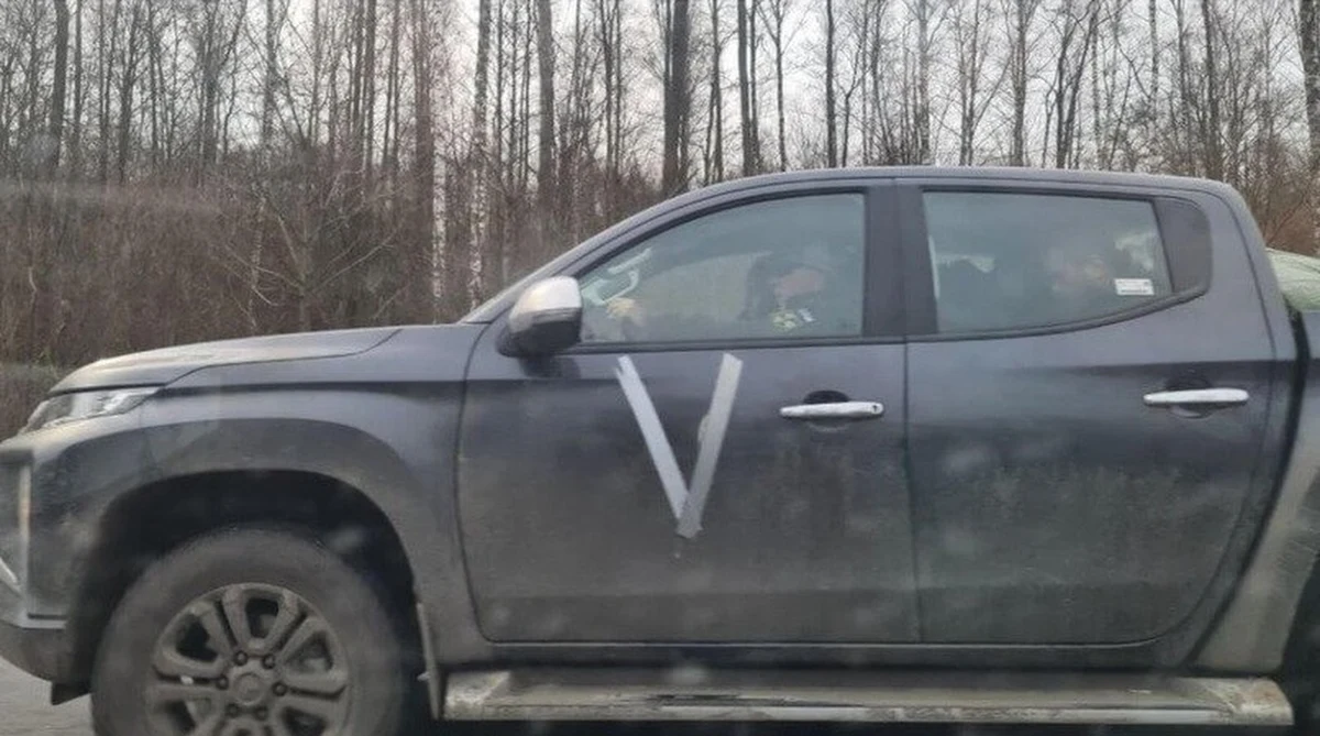 Po wycofaniu się wojsk rosyjskich z niektórych części Ukrainy białoruscy dziennikarze zauważyli wiele samochodów bez tablic rejestracyjnych i ze znakami „V” – podają Ukraińska Prawda i Nasza Niwa. Wcześniej pojawiały się informacje, że Rosjanie handlują na Krymie skradzionymi na Ukrainie pojazdami.