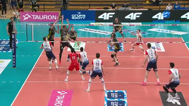 Skrót zaległego meczu 20. kolejki PlusLigi Grupa Azoty ZAKSA Kędzierzyn-Koźle – Trefl Gdańsk 2:3 (25:22, 25:21, 20:25, 16:25, 12:15).