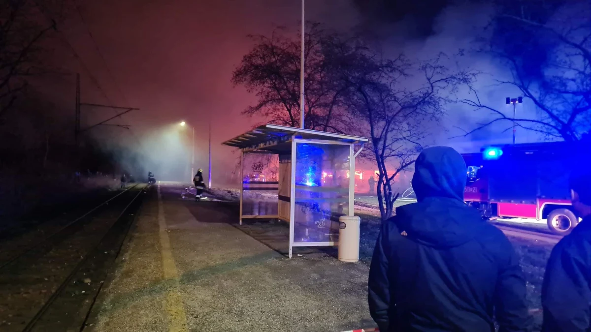 Policjanci ustalą przyczyny pożaru hali magazynowej w Kętach, z którym minionej nocy zmagali się strażacy. Jak podała we wtorek rzecznik komendy w Oświęcimiu asp. szt. Małgorzata Jurecka, oględziny z udziałem biegłego z zakresu pożarnictwa odbędą się w środę popołudniu.