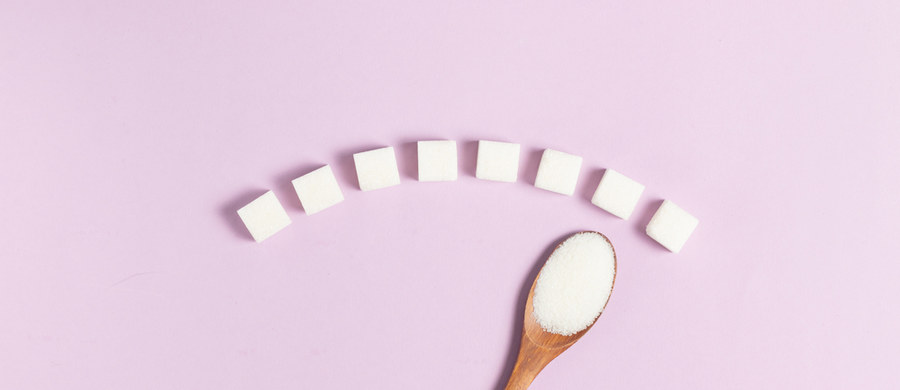 Każdy z nas ma czasami ochotę na coś słodkiego. Nasz mózg, kiedy receptory smakowe wyczują słodkość, nagradza nas dopaminą i endorfiną - tzw. hormonami szczęścia, wywołującymi u ludzi dobre samopoczucie. Nic więc dziwnego, że tak lubimy ciastka, batony czy czekoladę. Jak w zdrowej diecie znaleźć miejsce na słodką przyjemność?