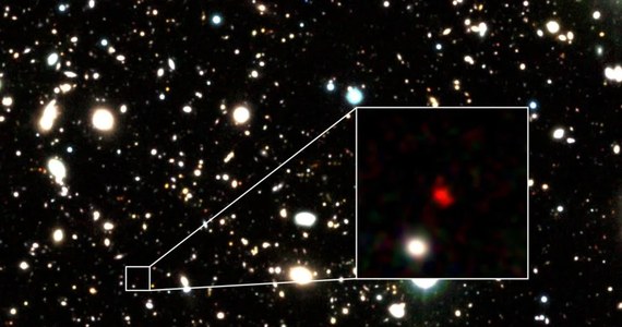 Galaktyka HD1, oddalona o 13,5 mld lat świetlnych od Ziemi, to najnowsze odkrycie astronomów. Ogromna jasność galaktyki wskazuje na niezwykle wysokie tempo tworzenia gwiazd albo na potężną czarną dziurę.