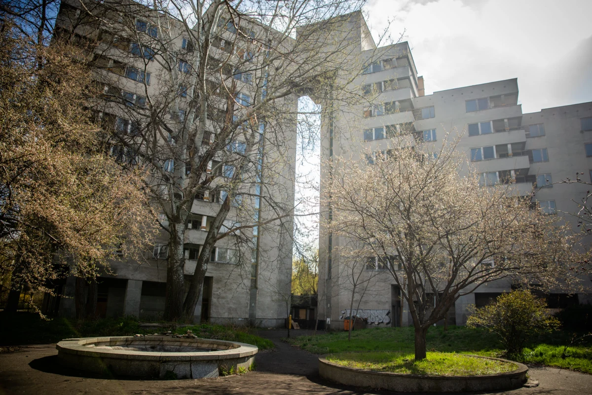 „Po wieloletniej batalii sądowej przejmujemy bezprawnie zajmowany przez Rosjan budynek przy ul. Sobieskiego 100." – informuje miasto Warszawa. Prezydent stolicy pokazał zdjęcia i filmy, obrazujące, jak wyglądał kompleks w momencie, gdy w poniedziałek weszli do niego przedstawiciele miasta.