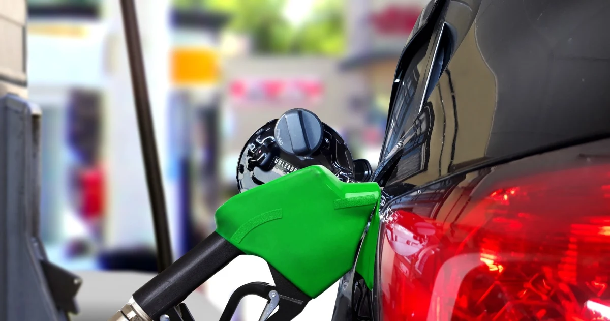 Optymistyczne wieści przed świętami. Na większości stacji udało się pożegnać cenę 7 zł za litr paliwa. We wtorkowy poranek złoty umacniał się wobec głównych walut. 