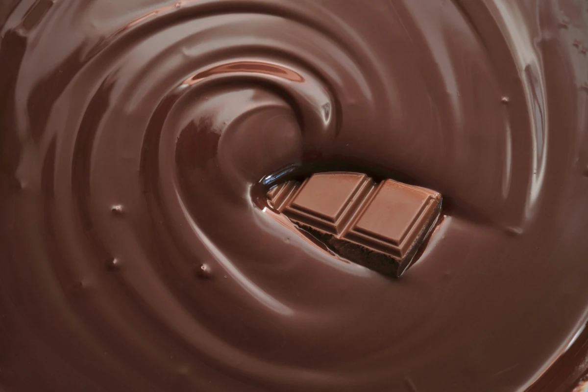 12 kwietnia obchodzimy Dzień Czekolady! Ulubiona słodycz wielu osób jest nie tylko niezwykle smaczna, ale także pełna wielu cennych dla naszego zdrowia składników. Warto ją jeść, ale z umiarem – wskazują jednak eksperci. 