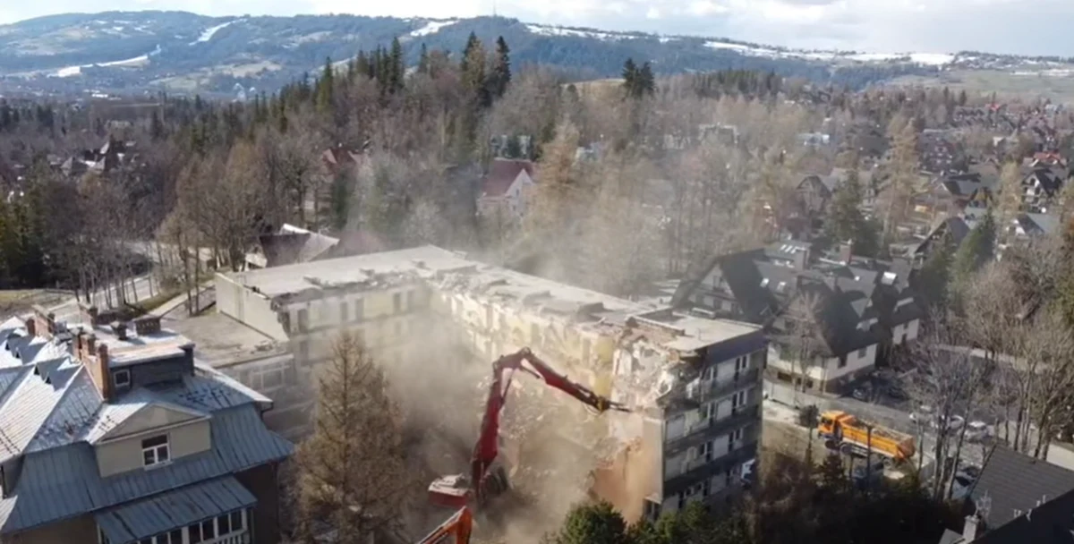 Wielki koniec legendarnego hotelu w Zakopanem. Kiedyś był najbardziej luksusowym miejscem w okolicy, w ostatnim czasie budynek bardziej straszył, niż zachęcał do spędzania w nim czasu. Hotel Imperial w Zakopanem został wyburzony.