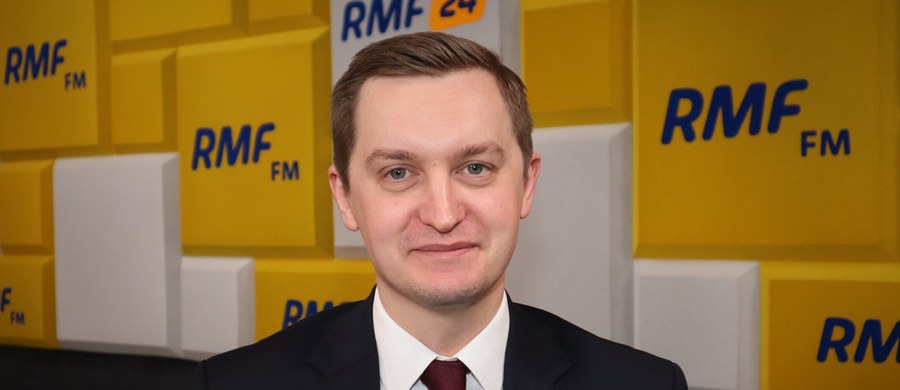 „Prawda o katastrofie smoleńskiej jeszcze jest przed nami. To, co wczoraj zaprezentował Antoni Macierewicz jest ważnym krokiem w ustaleniu wszystkich okoliczności” - powiedział w Porannej rozmowie w RMF FM Sebastian Kaleta, wiceminister sprawiedliwości, poseł Solidarnej Polski.