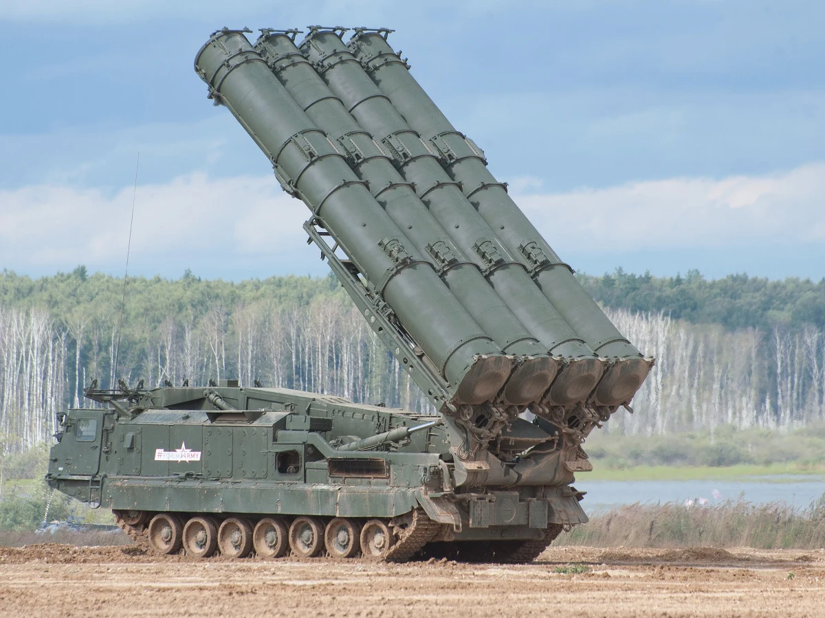 Rosja szuka wsparcia poza granicami kraju, by zrealizować swoje cele w Ukrainie. Jak pisze "The Guardian", Rosja wykorzystuje irańskie sieci przemytnicze do sprowadzania broni i sprzętu wojskowego z Iraku, przekazywanego przez tamtejsze milicje szyickie; może również liczyć na pomoc militarną rządu w Teheranie.