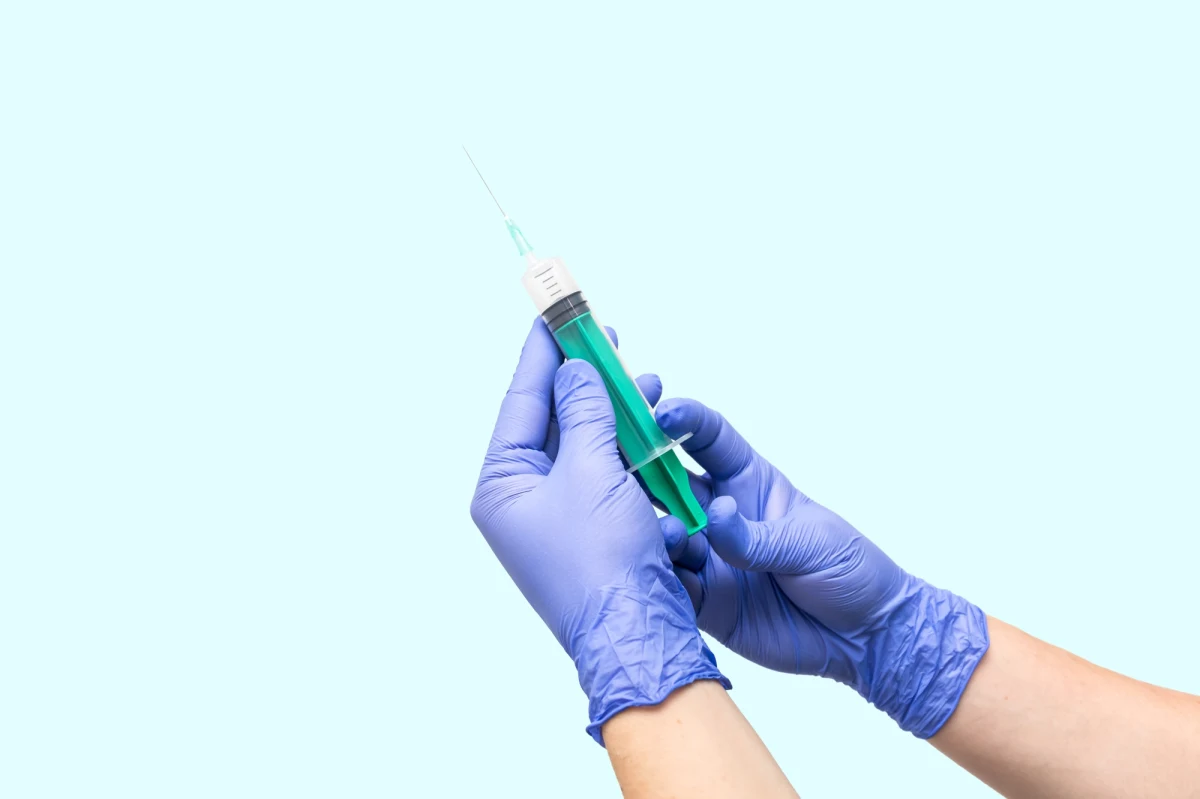 Do poznańskiego sądu trafił akt oskarżenia w sprawie oszustwa przy handlu jednorazowymi rękawiczkami podczas pandemii. Poszkodowane zostały firmy z Polski, Wielkiej Brytanii i Zjednoczonych Emiratów Arabskich, które zapłaciły blisko 4 mln dolarów i blisko 600 tys. złotych, ale nigdy nie otrzymały zamówionego towaru.

