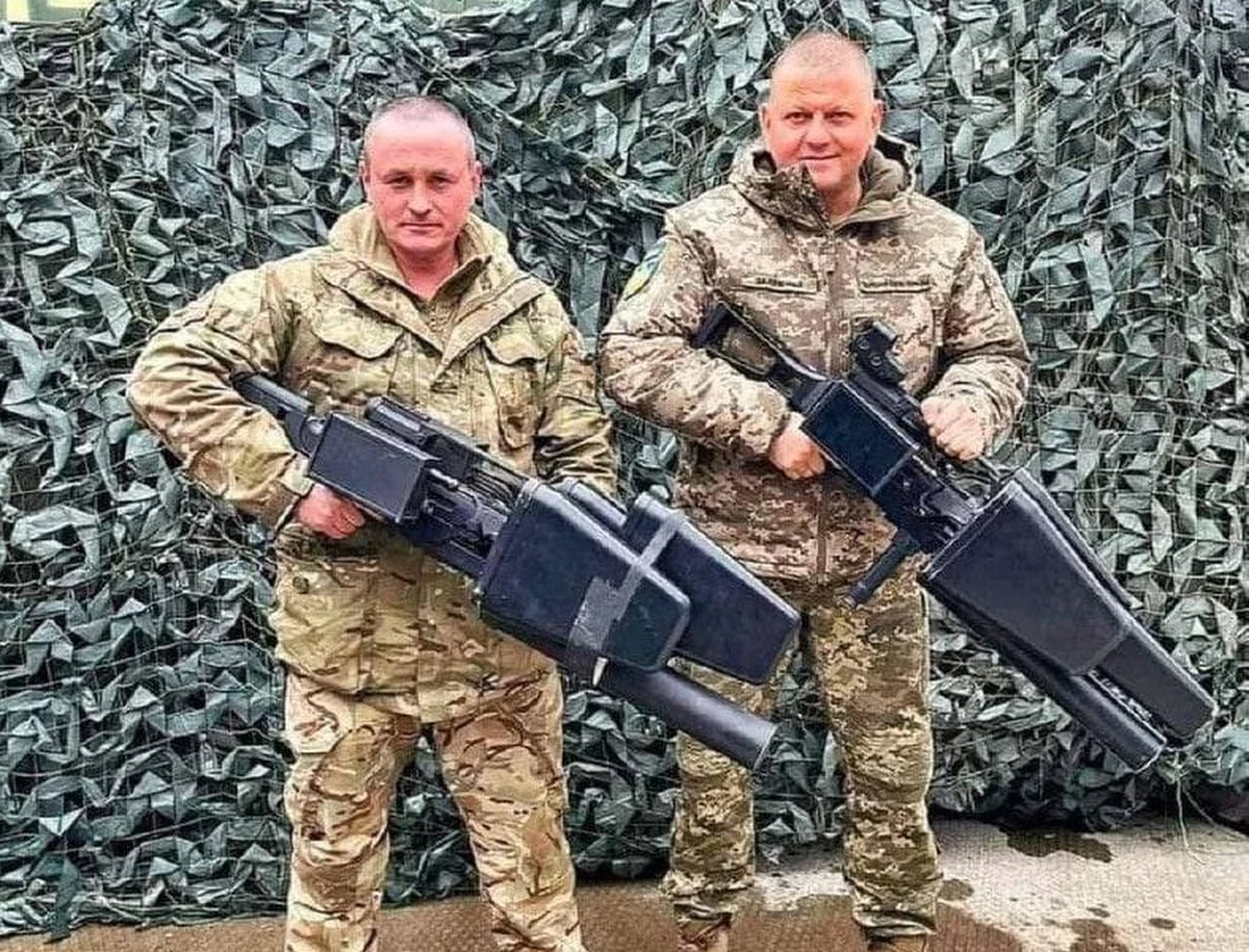 Ukraińscy żołnierze, z naczelnym dowódcą Wałerijem Załużnym na czele, pochwalili się w mediach społecznościowych litewskim sprzętem EDM4S-UA, który służy im do zwalczania rosyjskich dronów. 