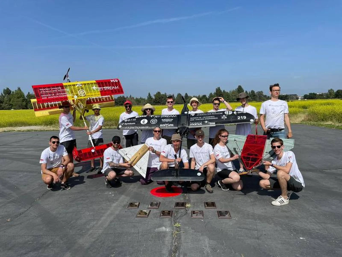 Samoloty skonstruowane przez studentów Politechniki Wrocławskiej zwyciężyły w klasyfikacji generalnej w dwóch klasach konkursu dla młodych konstruktorów SAE Aero Design West, który został rozegrany w USA.
