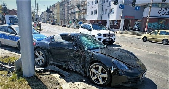 Dwa pojazdy zderzyły się na skrzyżowaniu ulic Trzebnickiej i Zakładowej we Wrocławiu. Kierująca nissanem nie ustąpiła pierwszeństwa – wynika ze wstępnych ustaleń policji. Zderzyła się z porsche, a to uderzyło w latarnię.