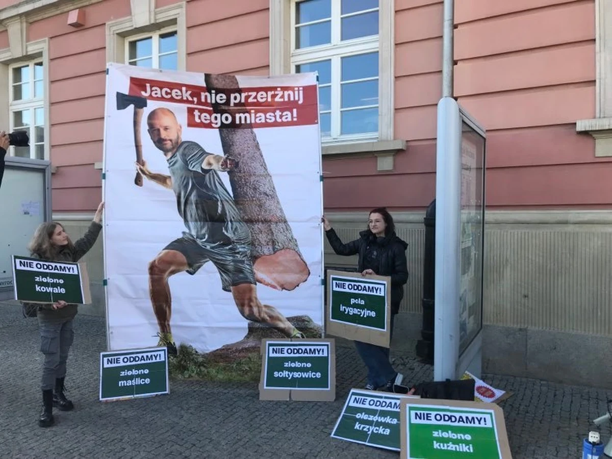 Organizacje ekologiczne, klimatyczne i miejskie zaprotestowały dziś we Wrocławiu przeciwko wyprzedaży wrocławskich terenów zielonych. Ratusz podkreśla, że zieleń jest dla urzędników ważna i wylicza ile przybyło jej w ostatnich latach.