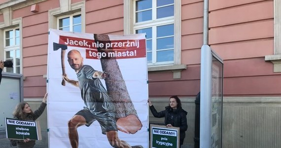 Organizacje ekologiczne, klimatyczne i miejskie zaprotestowały dziś we Wrocławiu przeciwko wyprzedaży wrocławskich terenów zielonych. Ratusz podkreśla, że zieleń jest dla urzędników ważna i wylicza ile przybyło jej w ostatnich latach.