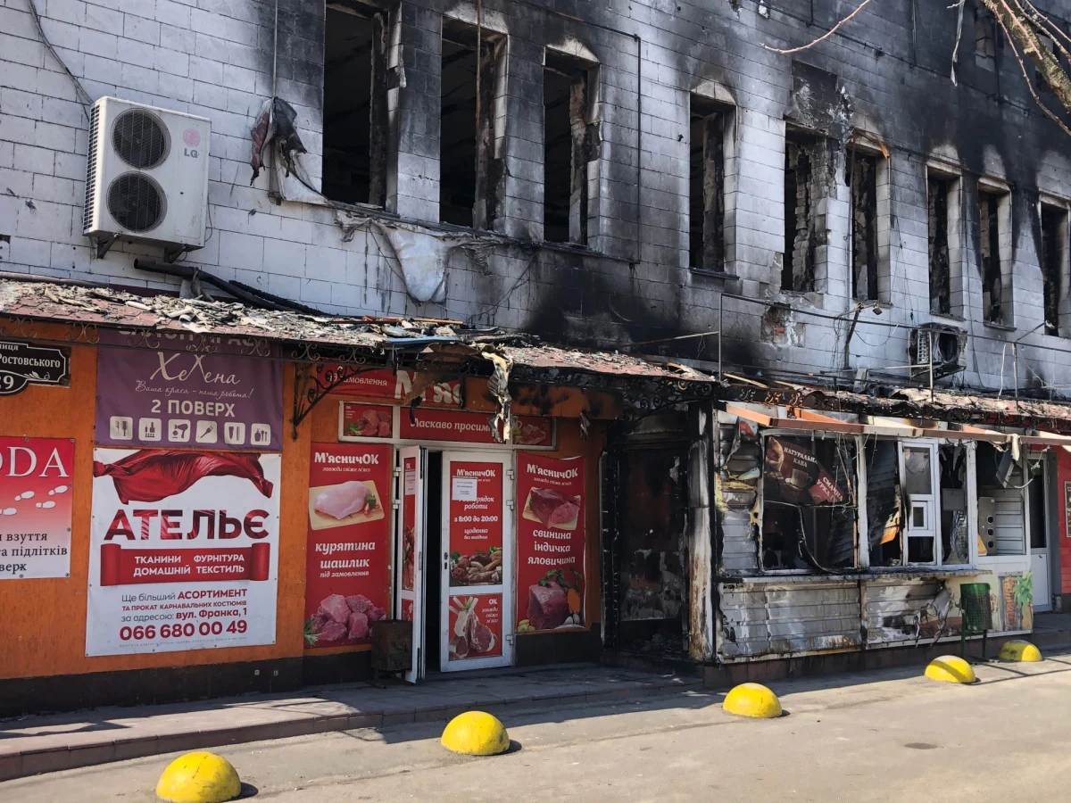 "Kiedy jechały tędy rosyjskie kolumny, strzelali do wszystkiego na oślep" - mówi w rozmowie ze specjalnym wysłannikiem RMF FM na Ukrainę mieszkanka Makarowa. To miasto oddalone około 60 kilometrów na północny zachód od centrum Kijowa. Przed wojną żyło tam blisko 15 tys. osób, ale w aktywnej fazie obrony pozostawało w nim mniej niż 100 osób. Między innymi przez to miasteczko wojska agresora próbowały przedostać w kierunku ukraińskiej stolicy. 