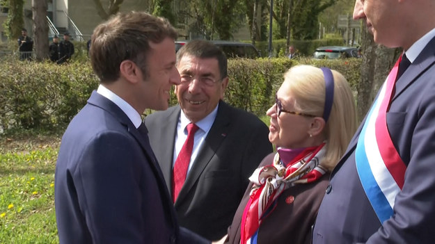 Prezydent Francji Emmanuel Macron, który walczy o reelekcję w drugiej turze przeciwko skrajnie prawicowej rywalce Marine Le Pen, przybył do ośrodka Alister w Mulhouse we wschodniej Francji, gdzie spotkał się z personelem medycznym.