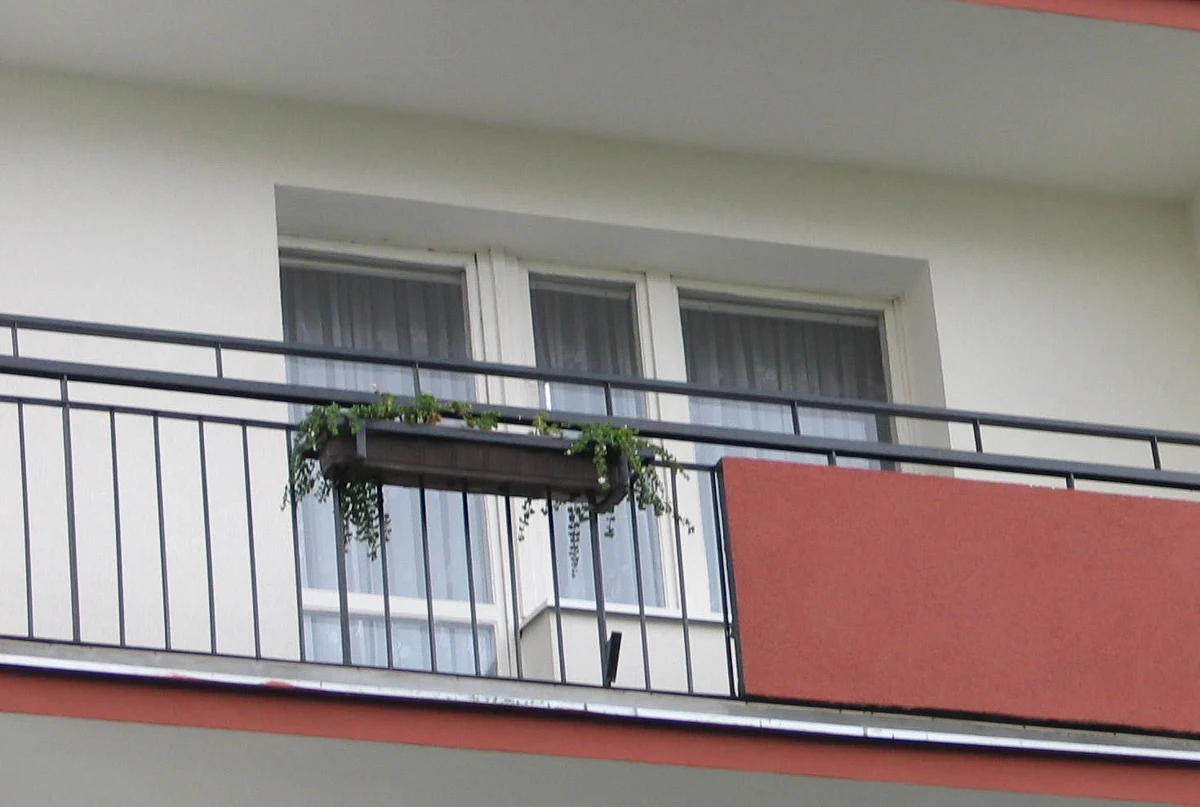 ​2,5-letnia dziewczynka wypadła z balkonu na drugim piętrze budynku w Goleniowie w Zachodniopomorskiem. Dziecko żyje, śmigłowiec Lotniczego Pogotowia Ratunkowego zabrał je do szpitala.