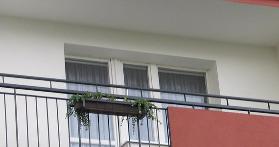 ​2,5-letnia dziewczynka wypadła z balkonu na drugim piętrze budynku w Goleniowie w Zachodniopomorskiem. Dziecko żyje, śmigłowiec Lotniczego Pogotowia Ratunkowego zabrał je do szpitala.