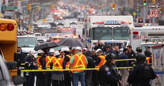 10 osób zostało postrzelonych w metrze w Nowym Jorku. Kolejne osoby zostały poszkodowane w wyniku paniki, jaka wybuchła po tym, jak mężczyzna z maską przeciwgazową na głowie otworzył ogień. Sprawca jest poszukiwany. 