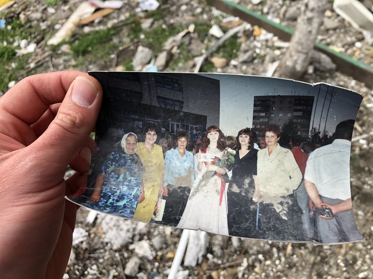 Choć bomby na bloki mieszkalne w Borodziance koło Kijowa na Ukrainie spadły 2 marca, rosyjscy żołnierze nie dopuszczali nikogo do zawalonych budynków. Akcja poszukiwawcza mogła ruszyć dopiero, kiedy okupanci opuścili miasto. Do Borodzianki dotarł specjalny wysłannik RMF FM na Ukrainie Mateusz Chłystun. "W tumanach kurzu przerzucanego gruzu stoi kilkadziesiąt osób. Wpatrują się w gruzowisko" - relacjonował na naszej antenie.