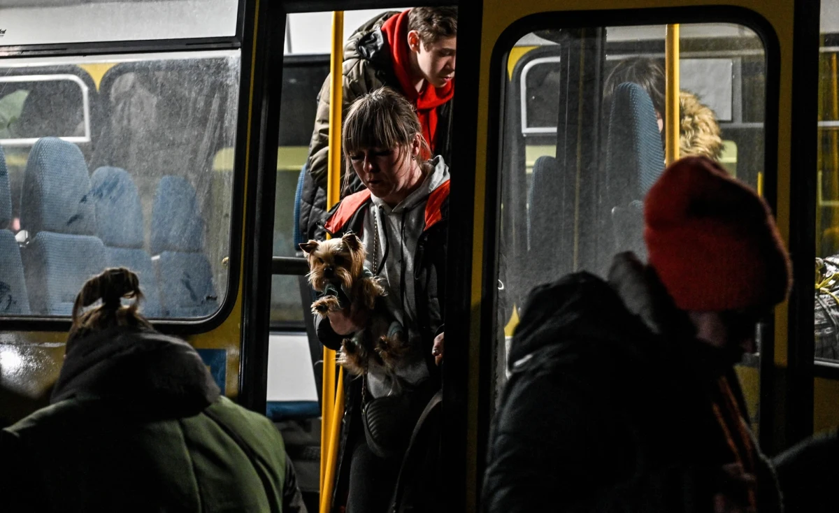 Prawie 100 tys. ukraińskich uchodźców ma w ramach przymusowych przesiedleń zostać wysłanych w odległe zakątki Rosji, w tym na Syberię i za koło podbiegunowe - wynika z dekretu prezydenta tego kraju Władimira Putina, o którym pisze we wtorek brytyjski "The Independent".