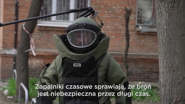 Ukraińscy saperzy oczyszczają dzielnice mieszkalne z min pozostawionych przez Rosjan. W Charkowie zrzucono je m.in. na dwupiętrowe bloki. Zapalniki czasowe sprawiają, że broń jest niebezpieczna przez długi czas. Każdy pocisk zawiera ponad kilogram materiału wybuchowego. Wojsko we współpracy z policją zabezpiecza teren na czas prac.Pomagajmy Ukrainie - Ty też możesz pomóc!  Zobacz, jak?

