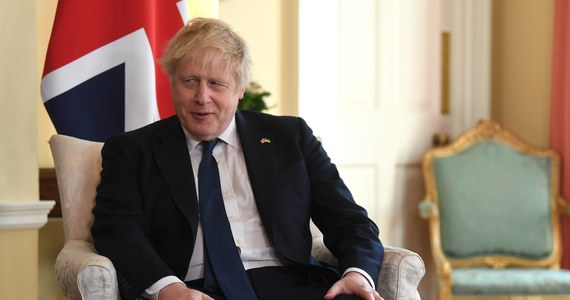 Brytyjski premier Boris Johnson i jego żona Carrie oraz minister finansów Rishi Sunak zostali powiadomieni, że zostaną ukarani mandatami za złamanie restrykcji covidowych w czasie nieformalnych spotkań towarzyskich na Downing Street.
