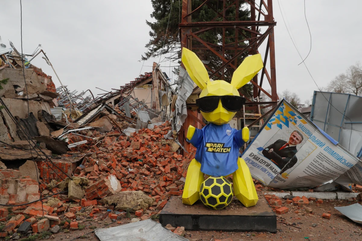 Rosjo Puszkina i Czajkowskiego. Co mam z tobą zrobić? Zaczarowana pędzlem Malewicza, zmodernizowana przez Majakowskiego. Rosjo dzikich Lwów Tołstojów i morderczych Dostojewskich. Podglądana okiem Tarkowskiego. Skomponował cię w alkoholowym zwidzie Szostakowicz, oczywiście między Moskwą a Pietuszkami. Umarłaś samobójczo Jesieninem. Konałaś wiolonczelą Rostropowicza i na klawiaturze Richtera. Pochował cię całkiem niedawno Zwiagincew proroczym Lewiatanem i postawił grobowiec w Niemiłości. Co mogę powiedzieć – Rosjo - oprócz jednego. Idi na ch*j! 