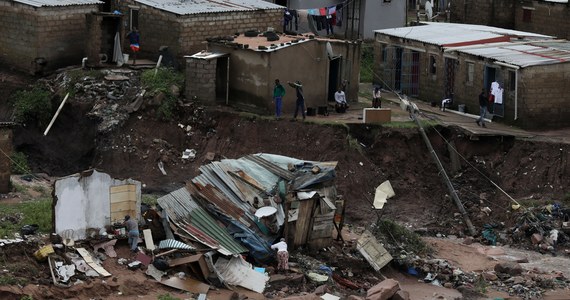 Według lokalnych władz przedłużające się deszcze i powodzie w prowincji KwaZulu-Natal na zachodzie Republiki Południowej Afryki pochłonęły życie co najmniej 45 osób, uszkadzając port w Durbanie, główne autostrady i zabudowania. We wtorek do ewakuacji ludności i operacji ratunkowych skierowano wojsko.
