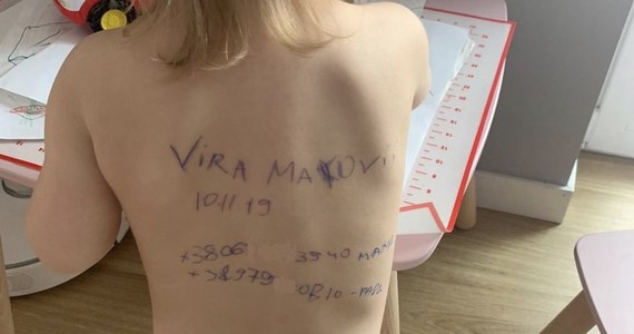 Dziewczynka, której mama napisała długopisem dane osobowe na plecach, jest razem z nią we Francji - informuje we wtorek ukraińska redakcja BBC. Zdjęcie dziecka stało się jednym z tragicznych symboli wojny Rosji przeciwko Ukrainie - podkreśla serwis.