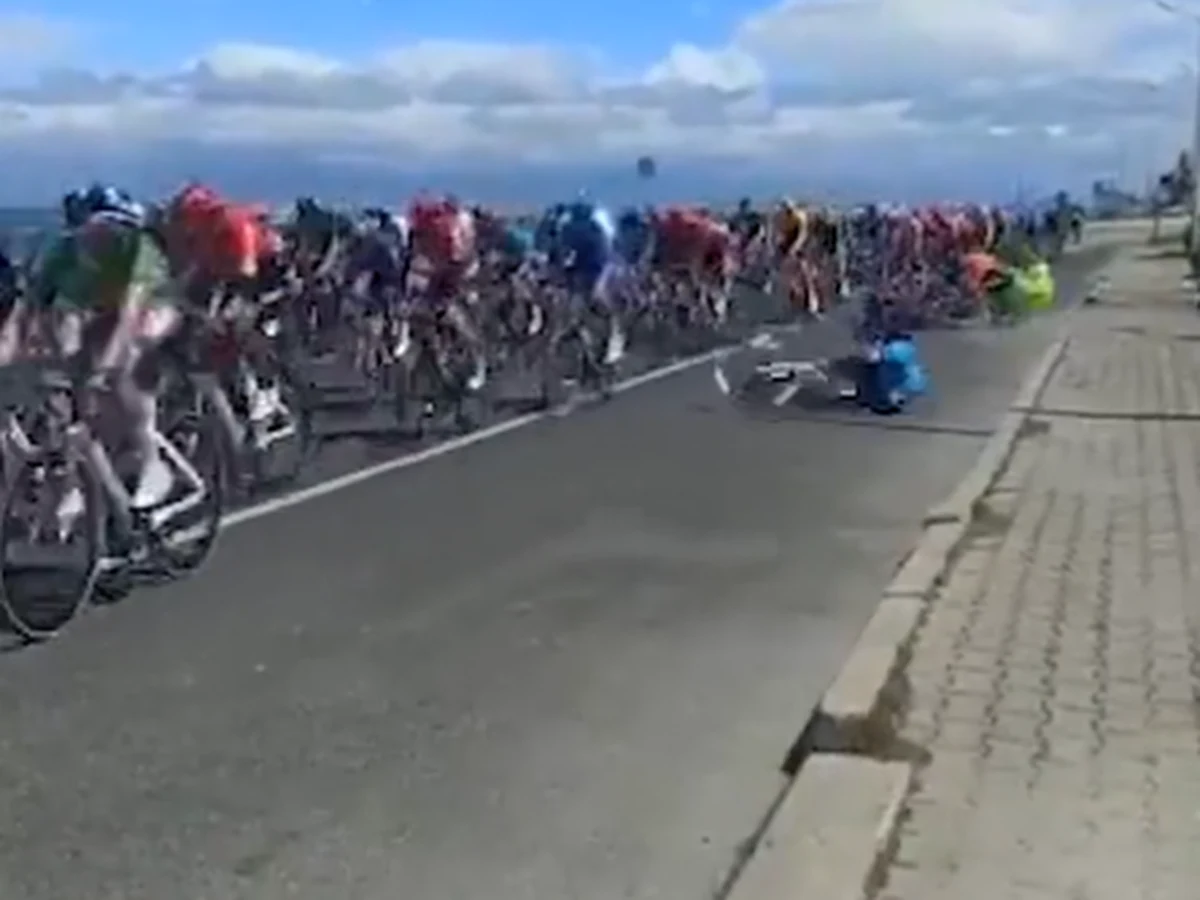 Francuski sprinter Nacer Bouhanni podczas wyścigu w Turcji upadł na jezdnię i doznał urazu kręgosłupa. Stało się to podczas kraksy, którą spowodował kibic, który wszedł na jezdnię przed nadjeżdżający peleton.