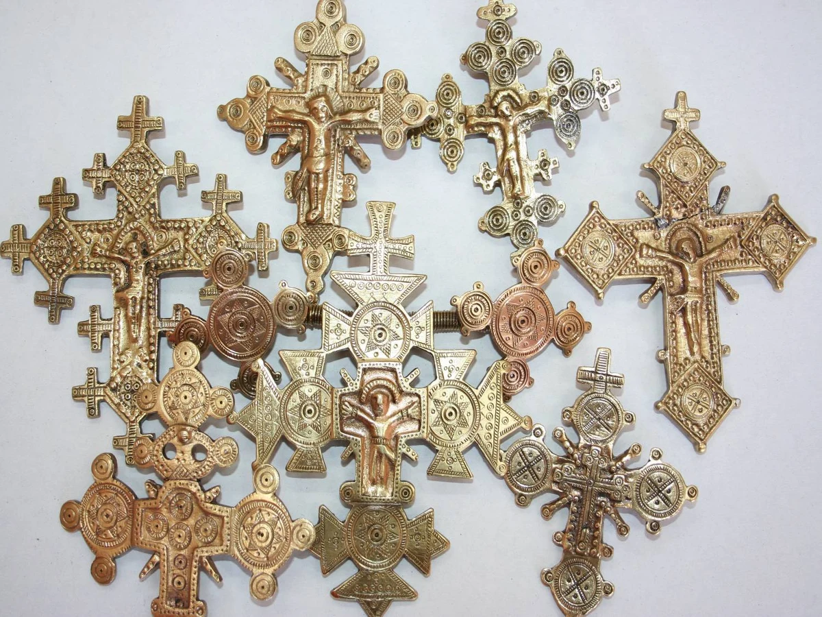 Wielobarwne, misternie zdobione, unikatowe huculskie pisanki, pokuckie malarstwo na szkle czy kilimy z manufaktury w Glinianach w Ukrainie – można oglądać na nowej wystawie w Muzeum Archeologicznym i Etnograficznym w Łodzi. Ekspozycja pt.: "W dialogu. Ukraińskie tradycje przy polskim stole" została zaaranżowana jako świąteczny stół.