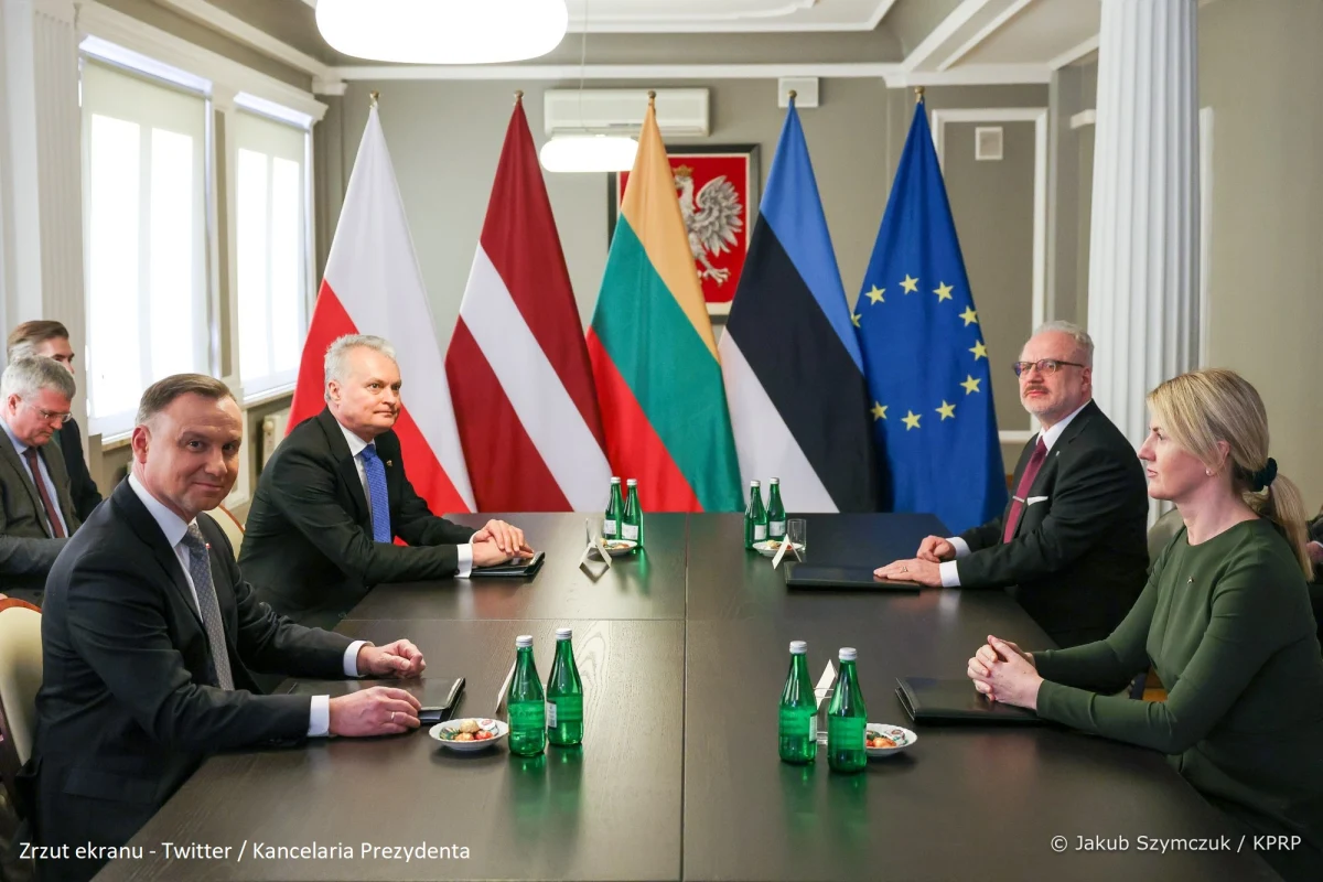 Liderzy Polski, Łotwy, Litwy i Estonii spotkali się we wtorek w Rzeszowie na nadzwyczajnym szczycie, by okazać solidarność z Ukrainą - poinformowała we wtorek Kancelaria Prezydenta RP.