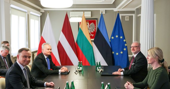 Liderzy Polski, Łotwy, Litwy i Estonii spotkali się we wtorek w Rzeszowie na nadzwyczajnym szczycie, by okazać solidarność z Ukrainą - poinformowała we wtorek Kancelaria Prezydenta RP.