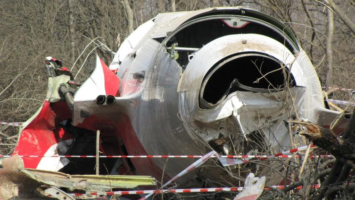 Zdjęcia zwłok ofiar katastrofy smoleńskiej pojawiły się w raporcie podkomisji Ministerstwa Obrony Narodowej ds. ponownego zbadania katastrofy. Strona podkomisji, na której został udostępniony dokument, została już zablokowana. MON informuje, że sprawą drastycznych zdjęć zajmie się Służba Kontrwywiadu Wojskowego. "Zdjęcia ciał 10 ofiar tragedii smoleńskiej leżących na wrakowisku nie miały być opublikowane. Za niedopuszczalny błąd ich publikacji bardzo przepraszam" - stwierdził w oświadczeniu Antoni Macierewicz.